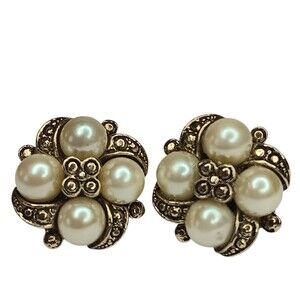 Vintage Faux Pearl And Goldtone Pierced Earrings Flower Shaped Classic 1/2 Inch